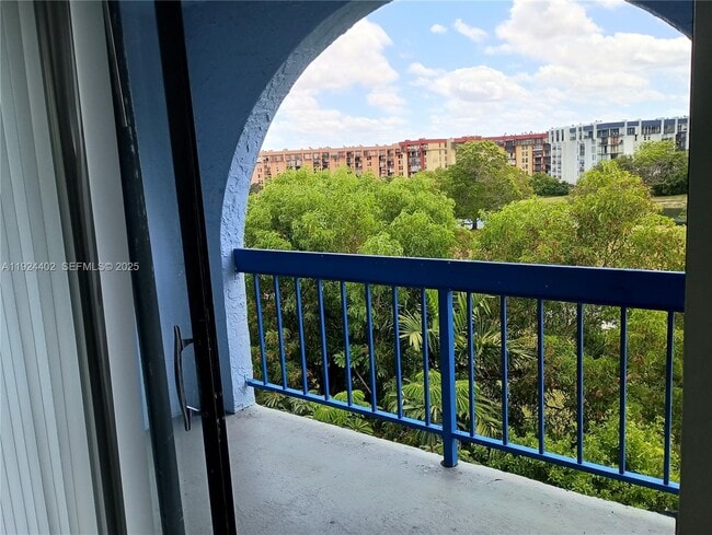 Building Photo - 9460 Fontainebleau Blvd