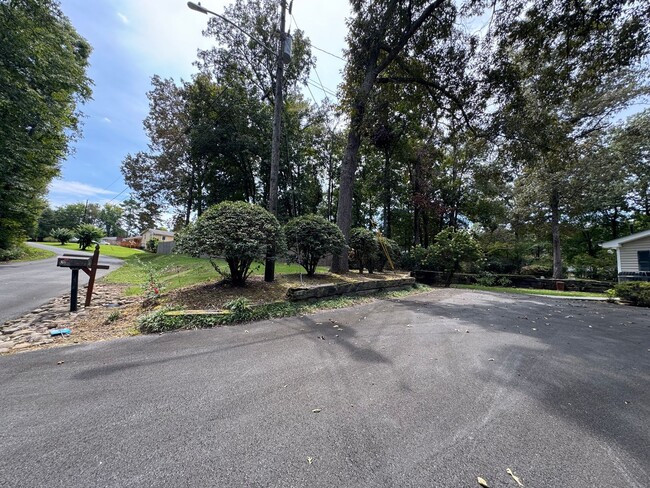 Building Photo - Large 3/2 House off Kingston Hwy- $2,195