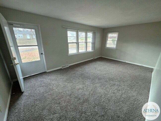 Building Photo - 3 Bedroom / 1 Bath House - SIZABLE YARD & W/D INCLUDED