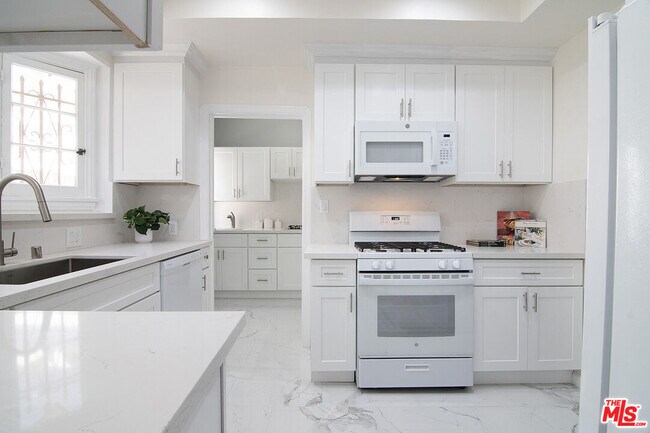 Building Photo - 157 S Mansfield Ave