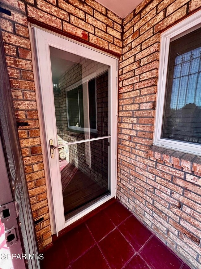 Building Photo - 339 Medina St