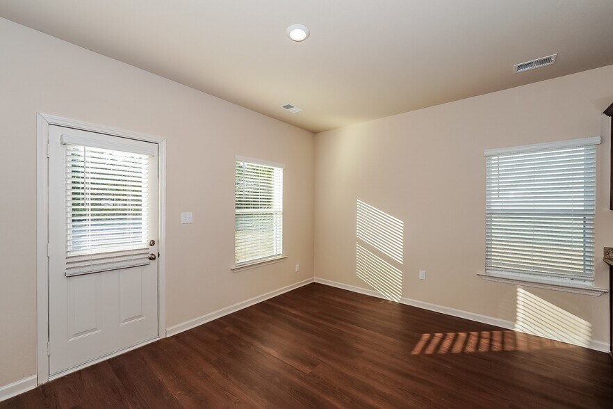 Building Photo - 530 Clover Cir