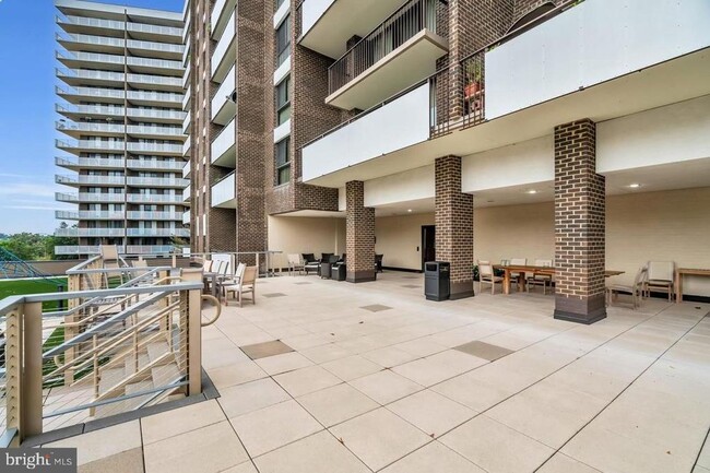 Building Photo - 250 S Reynolds St