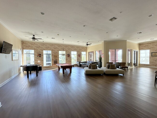 Building Photo - Spacious 1bedroom 1 bath condo in The Quar...