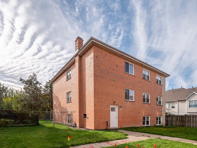 Building Photo - 9662 Golf Terrace