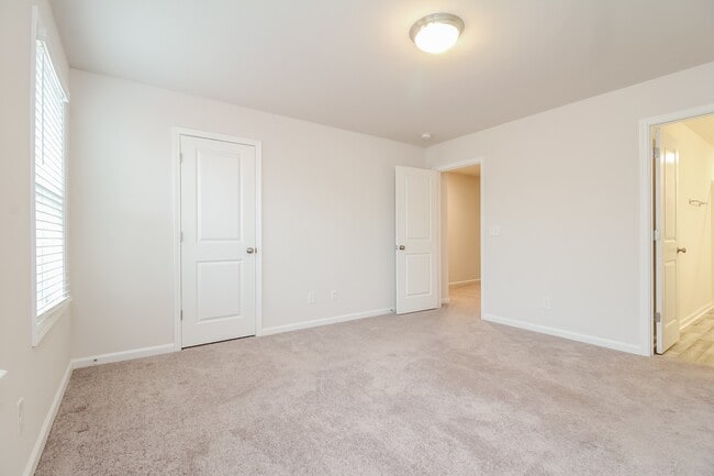 Building Photo - 5 Oak Rose Dr
