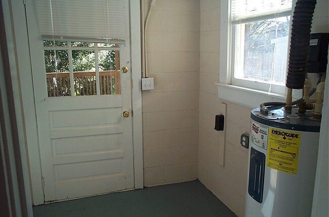 Building Photo - 739 Acosta St