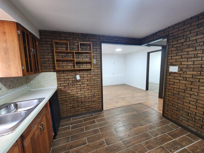 Building Photo - 2313 Trosper Pl