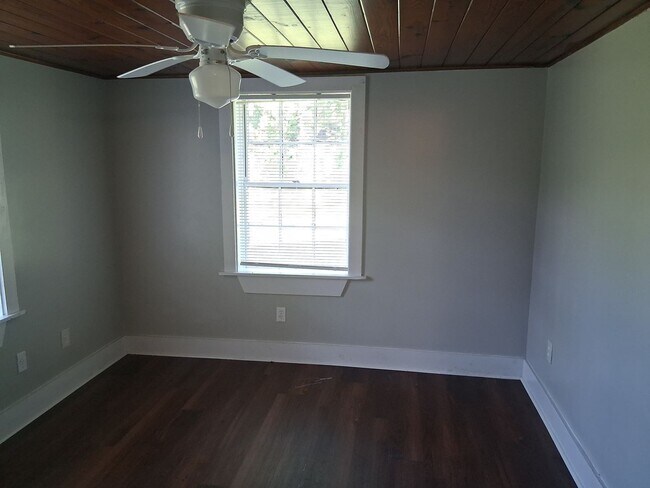 Building Photo - 2bedroom 1bath duplex