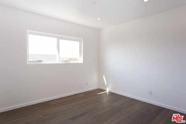 Building Photo - 13118 Dewey St