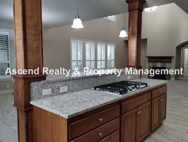 Building Photo - Elegant & Spacious 4 Bed & Bonus Home Buil...