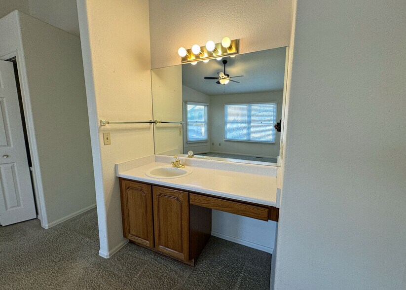 Building Photo - 6913 Yellowpine Dr