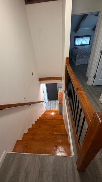 Building Photo - 480 Maple St