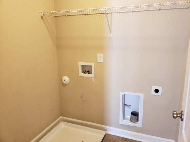 Building Photo - 211 Rainmaker St