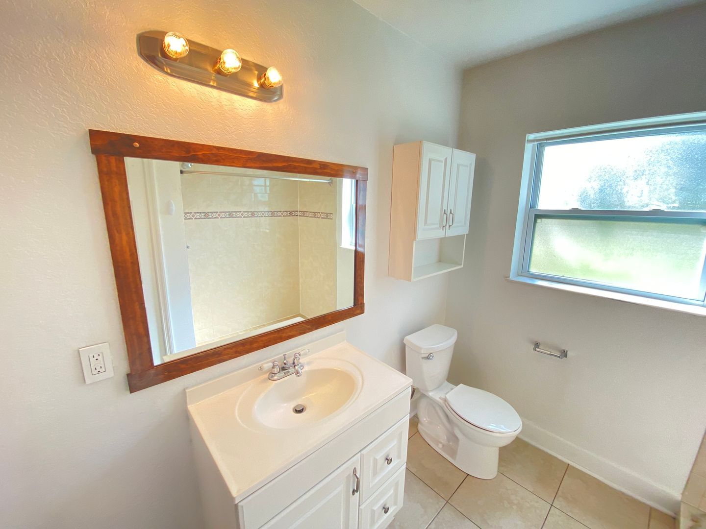 Building Photo - Available Now! 2/2 Bungalow near Downtown
