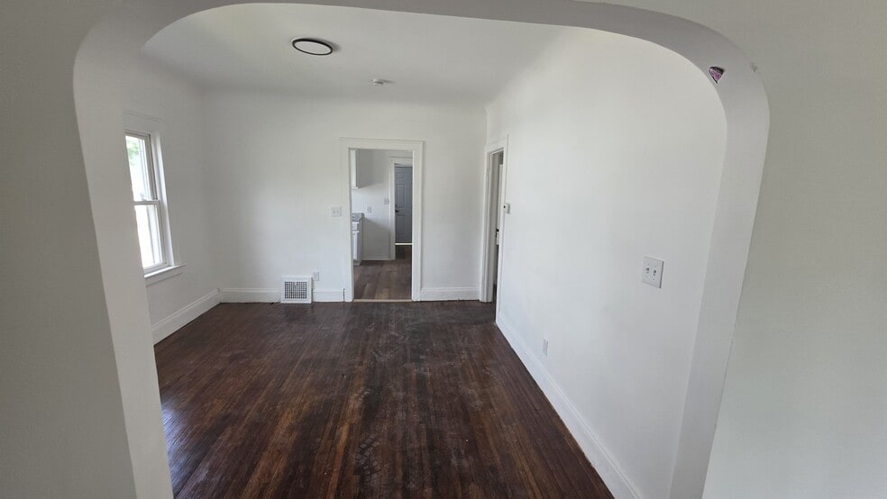 Building Photo - 3621 E 154th St