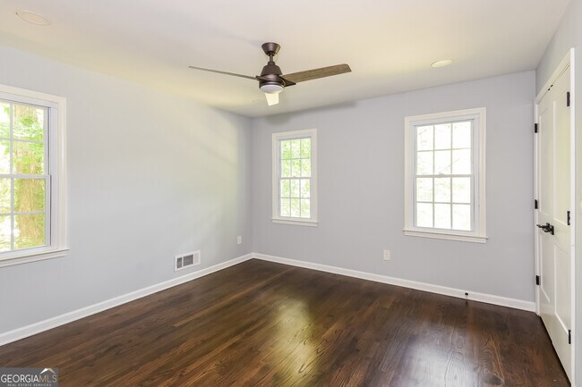 Building Photo - 2730 Cedarbrook Dr