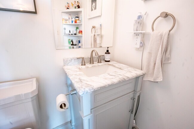 Building Photo - 154 Ogden Ave.