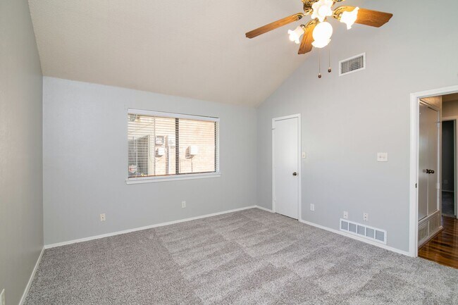 Building Photo - Charming 3 Bedroom Home