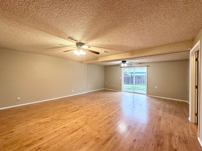 Building Photo - Single Family Home in Beaverton, OR 6 Beds 3 Baths w/ Double Car Garage!