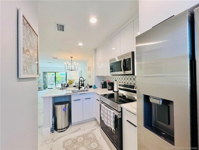 Building Photo - 4225 N Hwy A1A