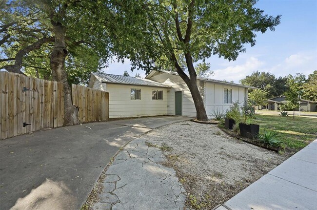 Building Photo - 2208 Deadwood Dr