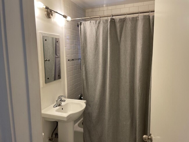 Building Photo - 955 Hyperion Ave