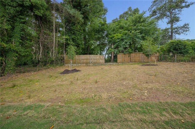 Building Photo - 2050 Morehouse Dr NW