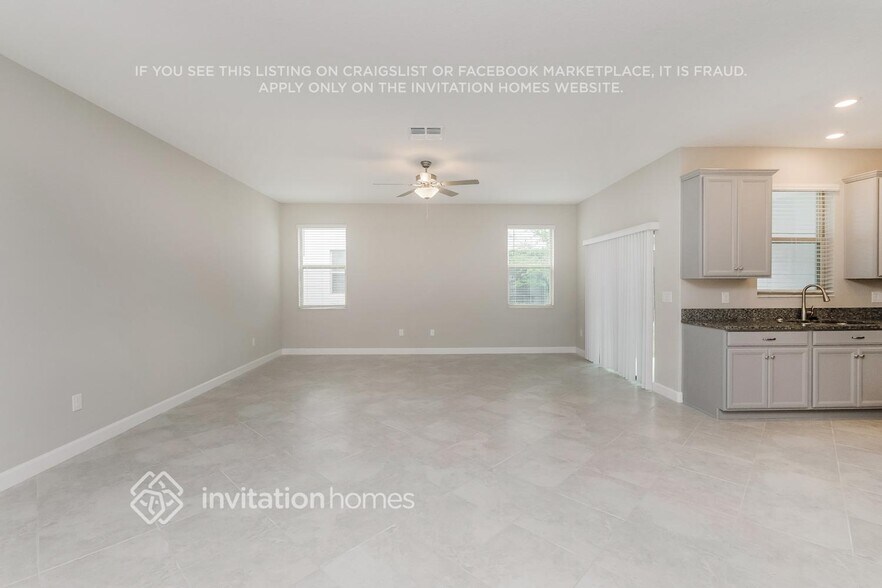 Building Photo - 2851 Coach Manors Way