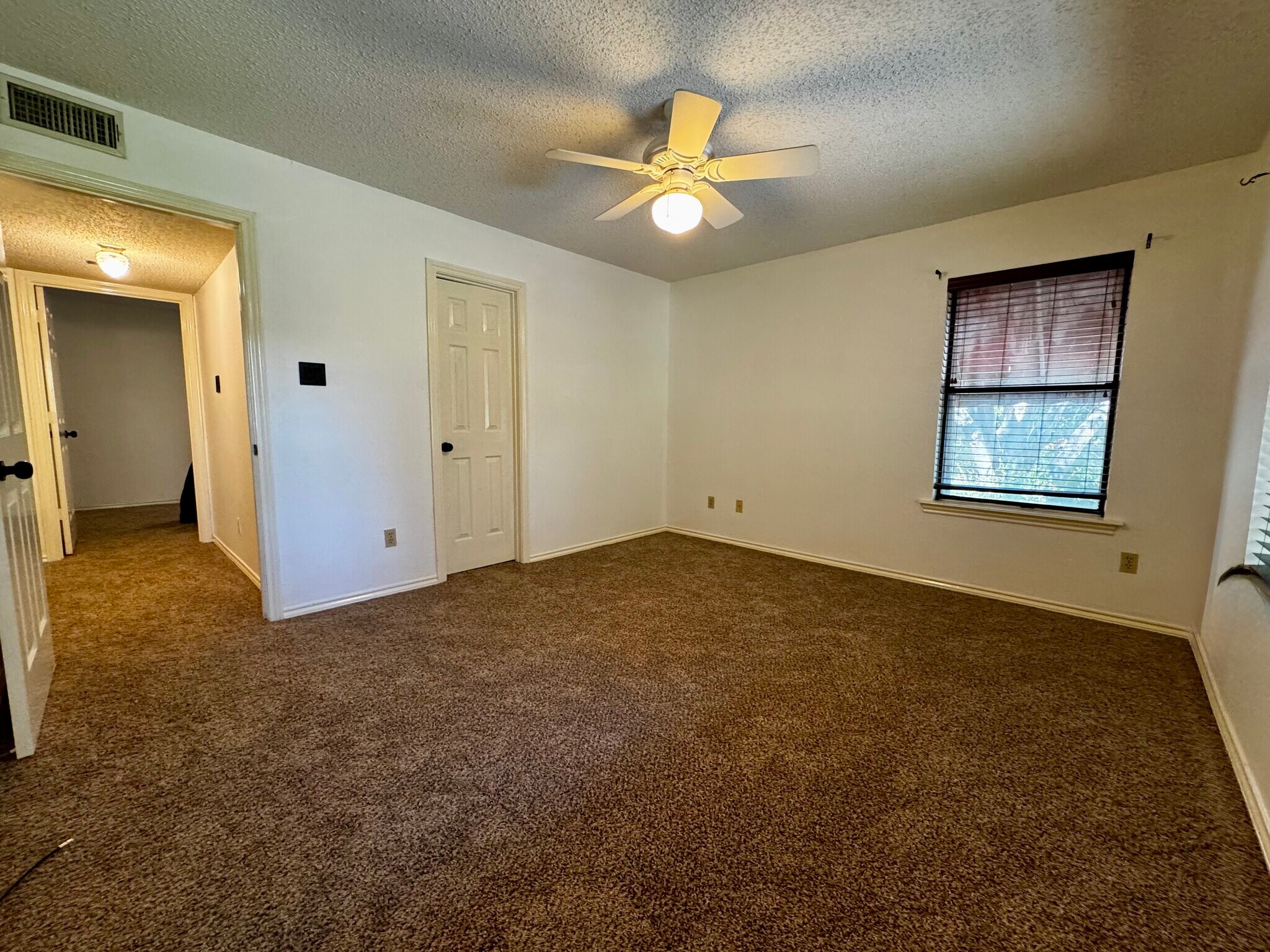 Building Photo - 2058 Owasso St
