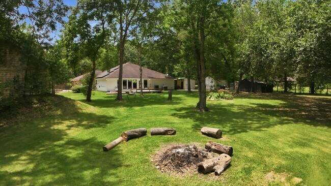 Building Photo - 223 Pin Oak Ln