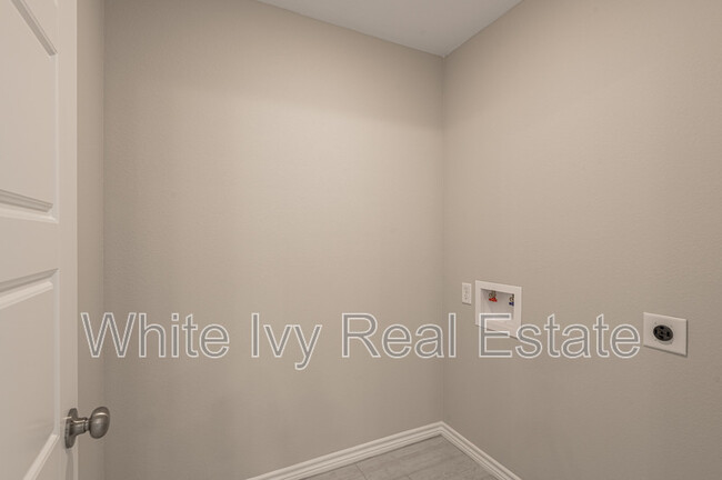 Building Photo - 49 Hickory Bend