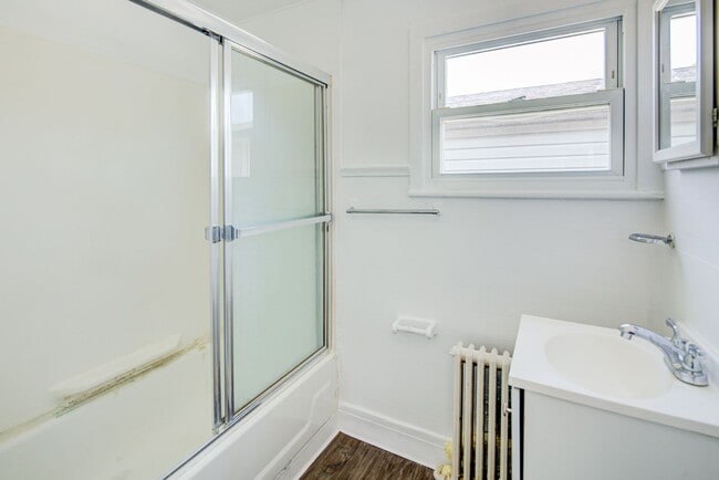 Building Photo - Walking distance to UD campus Available Ju...