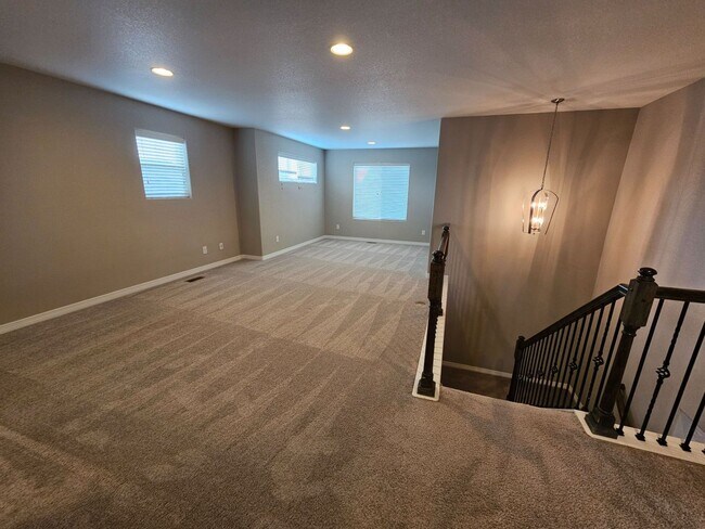 Building Photo - Beautiful 5 Bedroom, 3.5 Bath, 4 Car Garag...