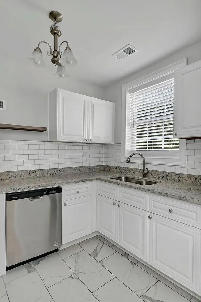 Building Photo - Pre-Leasing for the 26-27 School Year! - U...