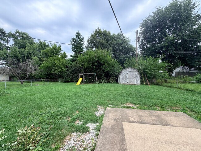 Building Photo - 845 Middle Dr