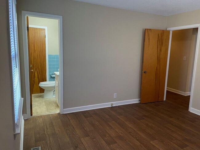 Building Photo - 2-3 BED, 1.5 BATH BRICK HOME