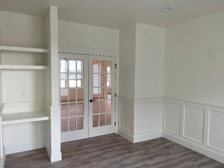 Building Photo - 15550 Riverside Rd