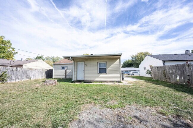 Building Photo - "Charming 3-Bed, 2-Bath Retreat in Indiana...