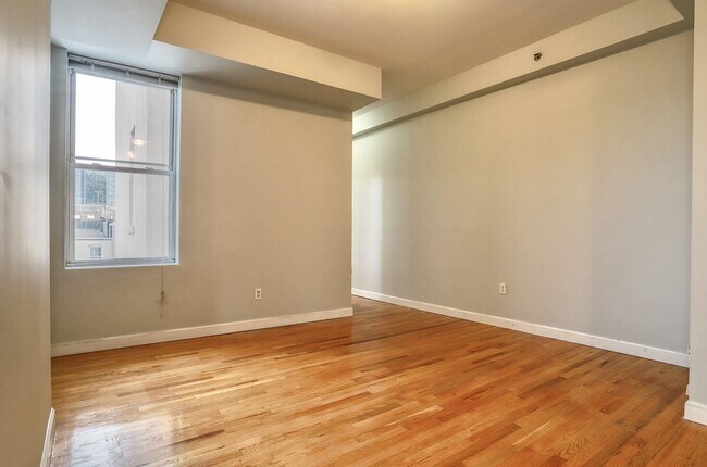 Building Photo - 703 Park Ave