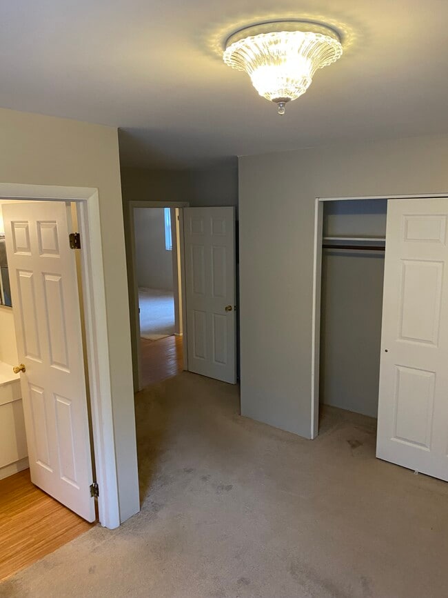Building Photo - 12 Twin Willows Dr