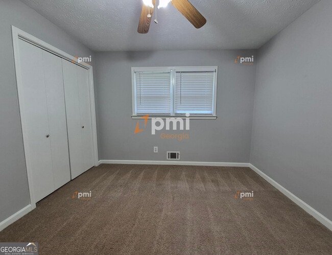 Building Photo - 235 Russell Dr