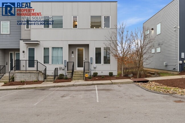 Building Photo - Lovely 2BR/1.5BA end unit condo 5 mins from Downtown Nashville, washer/dryer included!