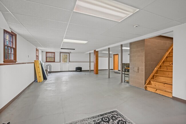 Building Photo - 395 Thayer Pond Rd