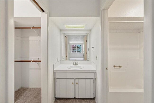 Building Photo - Charming SE Boise Townhome Near the Greenbelt