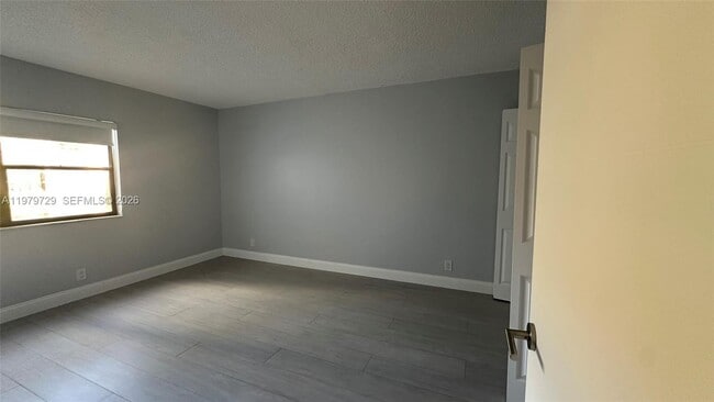 Building Photo - 200 Lakeview Dr