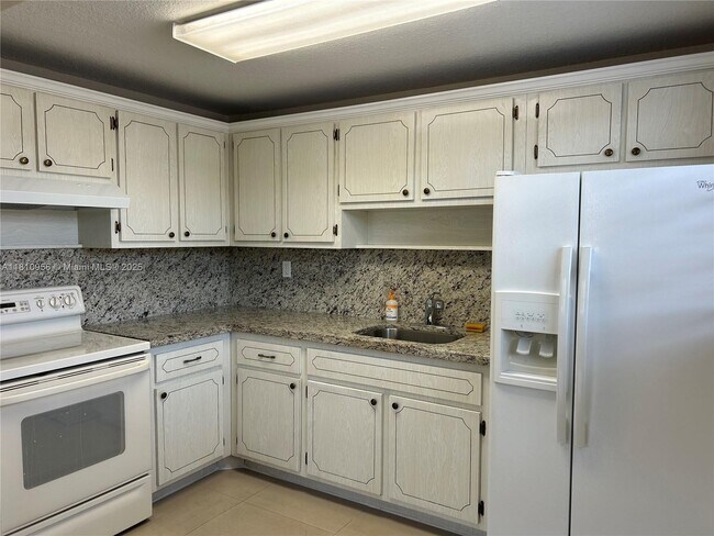 Building Photo - 543 SW 37th Ave
