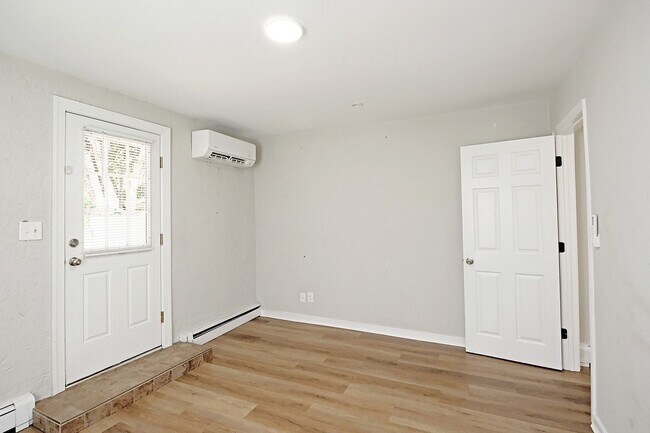 Building Photo - Updated, Pet-Friendly Fry's Spring Duplex - Grad Students Are Welcome!