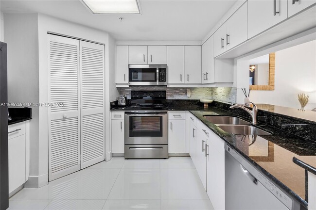 Building Photo - 701 Brickell Key Blvd