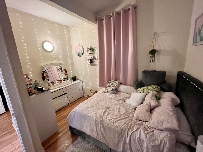 Building Photo - 2bed/1bath, PLUS OFFICE in Bucktown! Central Air! Free Laundry!